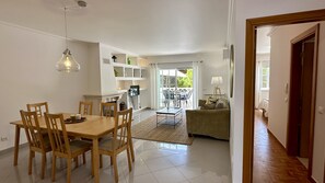 TV, fireplace - Pine Cliffs by Check-in Portugal (Albufeira)