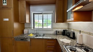 Kjøleskap, mikrobølgeovn, ovn og kokeplater