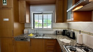 Fridge, microwave, oven, stovetop - Pine Cliffs by Check-in Portugal (Albufeira)