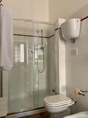 Bathroom - Cozy three-room apartment in the Umbrian countryside. (Umbria)