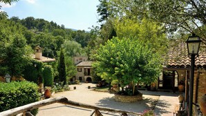 Property grounds - Cozy three-room apartment in the Umbrian countryside. (Umbria)