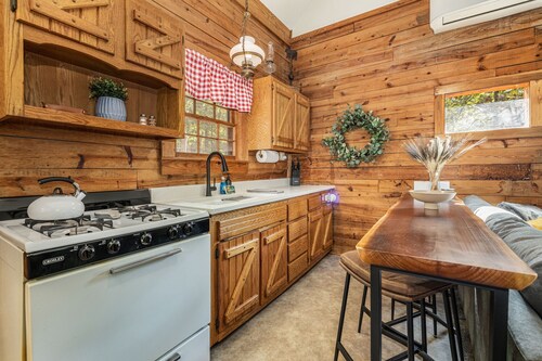 Camp Allswell - Cozy Loft Cabin Getaway-Fireplace
