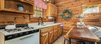 Camp Allswell - Cozy Loft Cabin Getaway-Fireplace