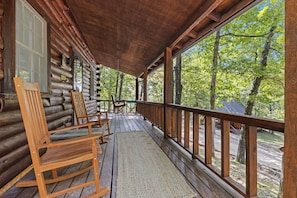Terrace/patio - Camp Allswell - Cozy Loft Cabin Getaway-Fireplace (Eureka Springs)