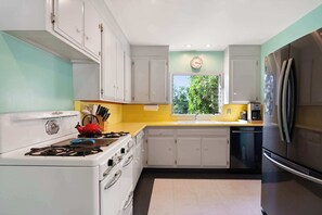 Fridge, microwave, stovetop, dishwasher - Maltman Manor | Silver Lake Hideaway by Colby & Conrad (Los Angeles)
