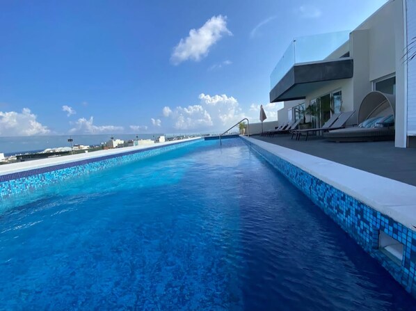 Una piscina al aire libre