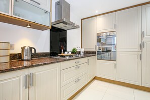 Casa | Cocina privada | Refrigerador, microondas, horno y parrilla de estufa