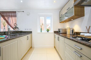 House | Private kitchen | Fridge, microwave, oven, stovetop - Detached 4 Bed-ultrafast Wifi,garden,free Parking (Milton Keynes)