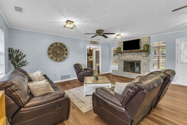 Télévision, cheminée