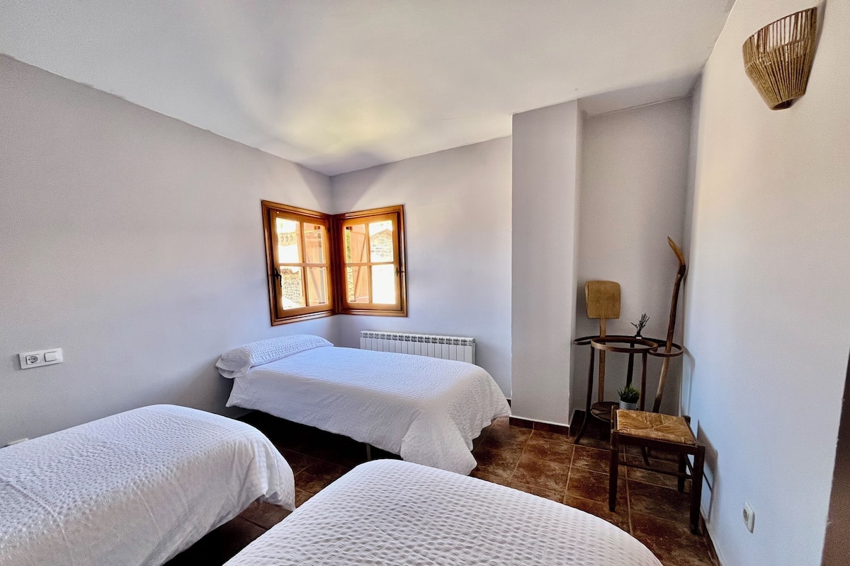 Habitación con 1 cama matrimonial o 2 individuales, baño privado, vista a la colina