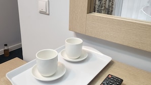 Camera Comfort con letto matrimoniale o 2 letti singoli, vista città | Pasti in camera