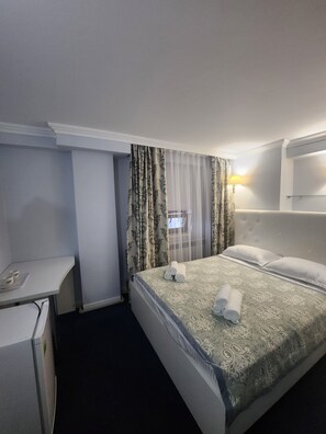 Bureau, espace de travail pour ordinateur portable, rideaux occultants