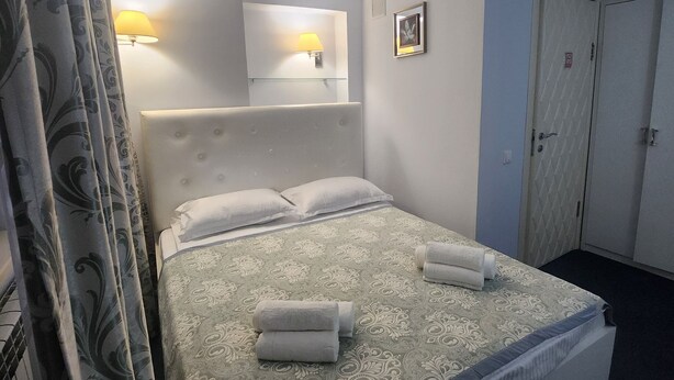 Camera Comfort con letto matrimoniale o 2 letti singoli, vista città | Area soggiorno