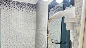 Camera Comfort con letto matrimoniale o 2 letti singoli, vista città | Bagno