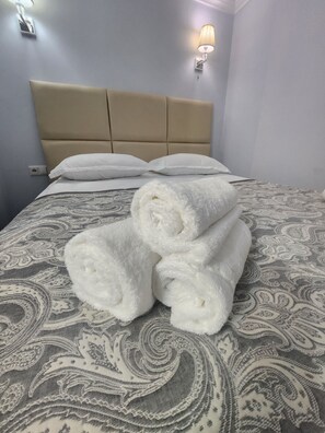 Kamar Double atau Twin Comfort, pemandangan kota | Meja kerja, ruang kerja ramah laptop, dan tirai kedap cahaya
