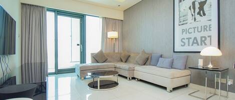 Leilighet – classic, 1 kingsize-seng, byutsikt | Oppholdsområde | En 55-tommers LCD-TV med kabel-kanaler