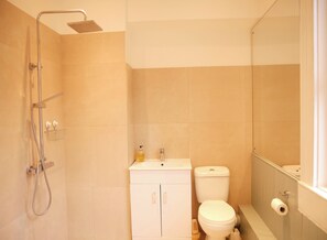 تجهيزات دش، مناشف، صابون، ورق حمّام