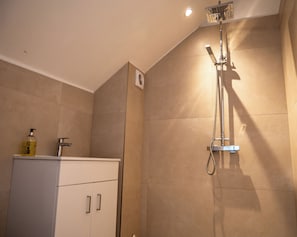 Shower, towels, soap, toilet paper - Crescent Gardens (Bath)