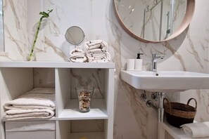 Dusche, Haartrockner, Bidet, Handtücher