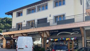 A two-story building with a ground-level restaurant named "BOULANGER" and a second-floor establishment called "PATISSIE". - Sapins302 | 2024 Apt | Near center & slopes (Les Gets)