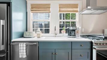 ثلاجة، ميكروويف، فرن، موقد طهي مسطح