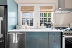 冷蔵庫、電子レンジ、オーブン、コンロ