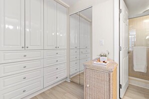 Een douche, een haardroger, handdoeken