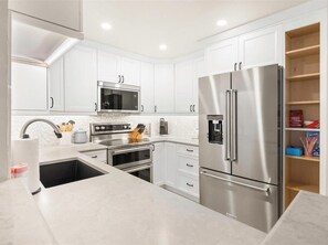 Refrigerador, microondas, horno y lavavajillas