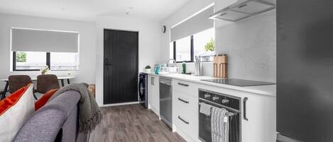 Kühlschrank, Mikrowelle, Ofen, Herdplatte