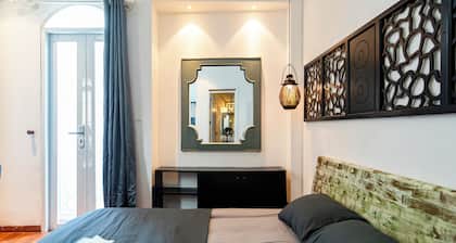 Room 7 - Chill in SG, 100' projector, 2mins to District.1