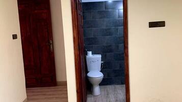 Regadera, amenidades de baño gratuitas, toallas, jabón