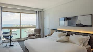 Habitación doble Deluxe, vista a la bahía | 1 habitación, minibar, escritorio y espacio para trabajar con laptop