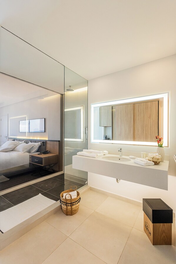 デラックス ダブルルーム ベイビュー | バスルーム | 個別の浴槽とシャワー、スリッパ、タオル、石鹸