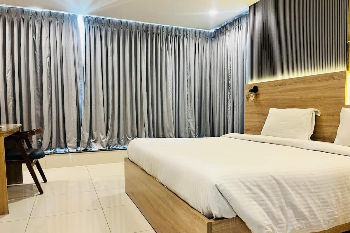 Deluxe tweepersoonskamer | Luxe beddengoed, een bureau, beddengoed