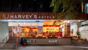 Hotel con un restaurante llamado 'Ellipaya Karam Express' en primer plano.
