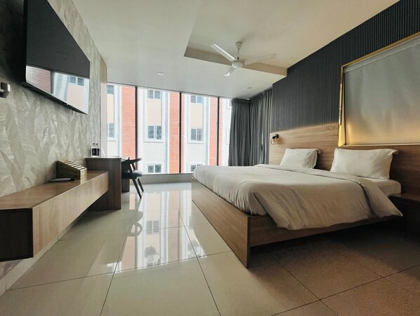 Deluxe Double Room | Premium bedding, desk, bed sheets - Harvey's Hotels (Hyderabad)