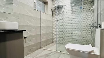 Ducha, toallas, jabón, shampoo
