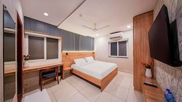 Deluxe Double Room | Premium bedding, desk, bed sheets