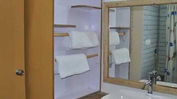 Economy Cottage | Bathroom | Free toiletries, towels, soap, shampoo