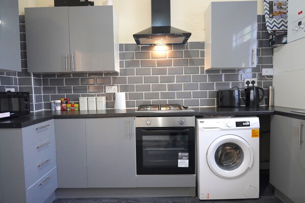 House | Private kitchen | Fridge, microwave, oven, stovetop