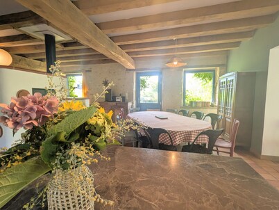 Dos casas berrichonas con jardín privado y patio compartido, ideal para grupos