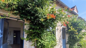 A building with a stone facade, a door, and a window. - Two Berry houses with private garden and shared courtyard, perfect for groups (Thenay)