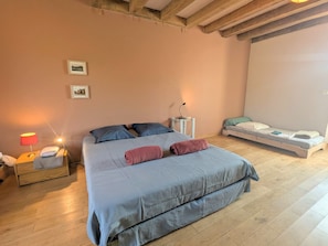 7 bedrooms, free WiFi, bed sheets