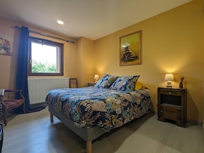 1 bedroom, bed sheets