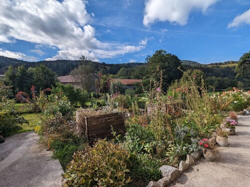 Klimatisiertes Zimmer mit eigenem Bad und Garten