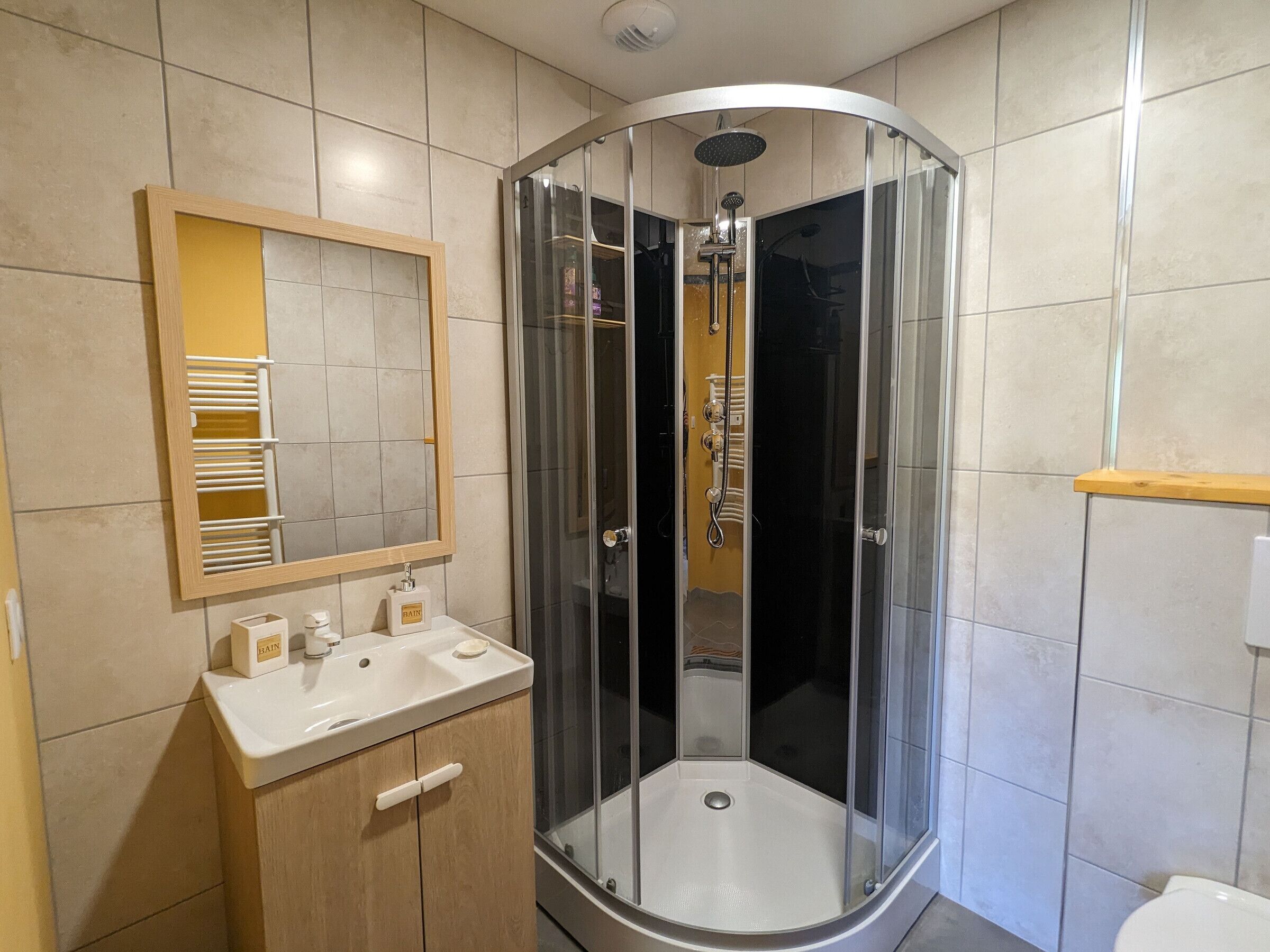 Hårføner og håndklær