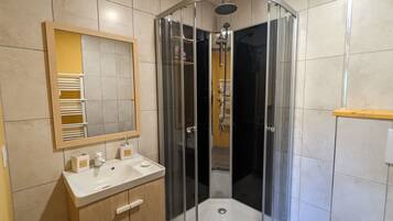 Secador de pelo, toallas