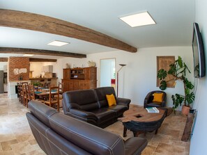Televisión y chimenea 