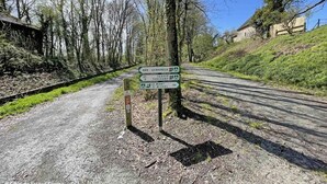 Property grounds - Charming renovated house in Domfront, pets allowed, wifi, near cycling routes (Domfront en Poiraie)