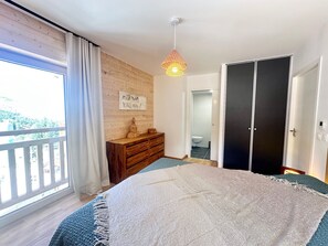 2 bedrooms, travel crib, WiFi
